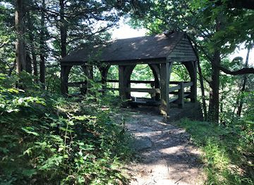 illinois/mississippi-palisades-state-park/attraction/high-point-trail-shelter-mississippi-palisades-state-park