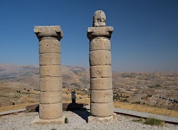 turkiye/commagene/attraction/karakus-tumulus