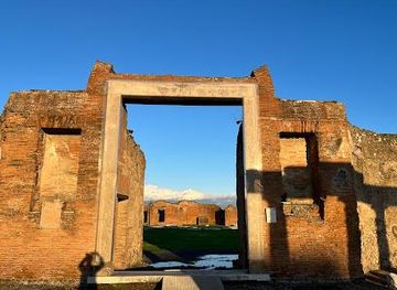 italy/pompeii/attraction/building-of-eumachia