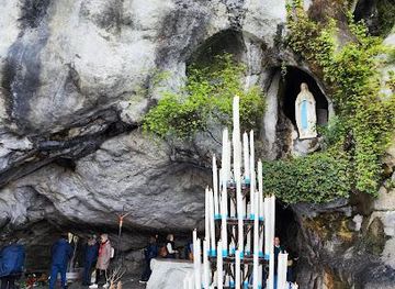 france/lourdes/attraction/grotte-de-massabielle
