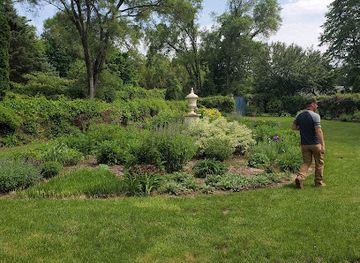 illinois/corn-belt/attraction/weber-house-garden