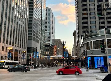 illinois/chicago/west-loop/attraction/chicago-river-walk-at-state-st