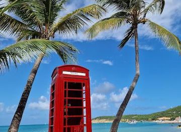 antigua-and-barbuda/falmouth/attraction/dickenson-bay-beach