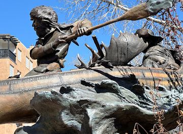 new-mexico/sante-fe/attraction/frontiersmen-canoe-statue