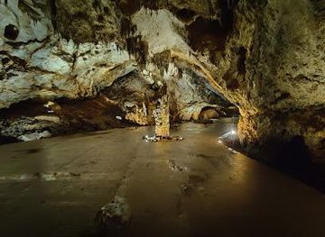 montenegro/podgorica/attraction/lipa-cave-parking