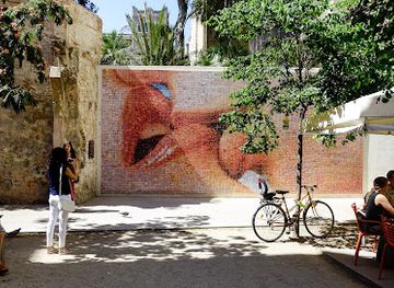 spain/barcelona/el-born/attraction/el-mon-neix-en-cada-besada