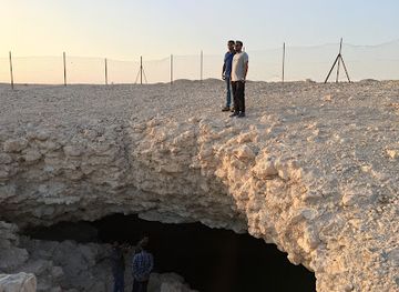 qatar/fuwairit-beach/attraction/musfur-sinkhole