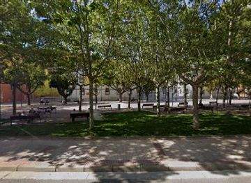 spain/burgos/attraction/monumento-de-los-ninos-que-se-besan