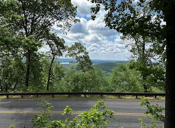 north-carolina/uwharrie-national-forest/attraction/morrow-mountain-scenic-vista