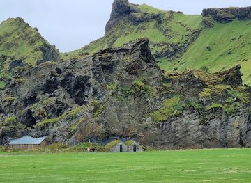 iceland/laugavegur-trail/attraction/drangurinn-i-drangshlio-2