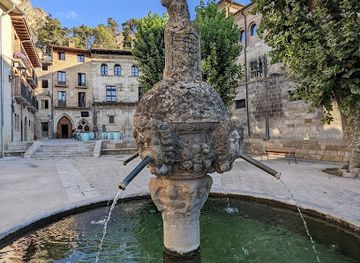 spain/navarre/attraction/lions-fountain