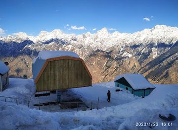 india/auli/attraction/snow-sking-and-snowboarding