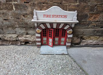 australia/brisbane/fortitude-valley/attraction/fire-station-tiny-door