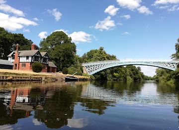 united-kingdom/cheshire/attraction/aldford-iron-bridge