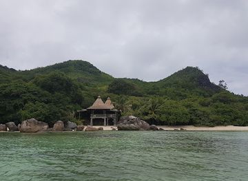 seychelles/felicite-island/attraction/giant-tortoise-enclosure