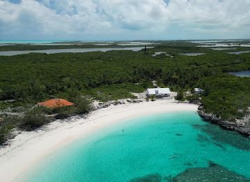 the-bahamas/exuma/attraction/pretty-molly-beach