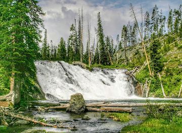 wyoming/bridger-teton-national-forest/attraction/lewis-falls