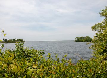 rhode-island/narragansett-bay/attraction/trustom-pond-national-wildlife-refuge