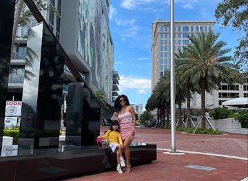 florida/fort-lauderdale/attraction/statue-las-olas-apartments