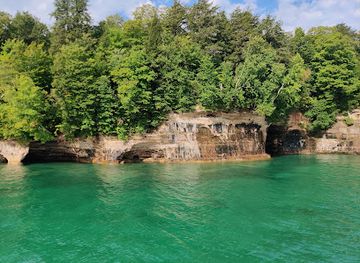 michigan/pictured-rocks-national-lakeshore/attraction/shipwreck-bermuda