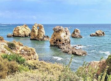 portugal/faro/attraction/praia-dos-arrifes