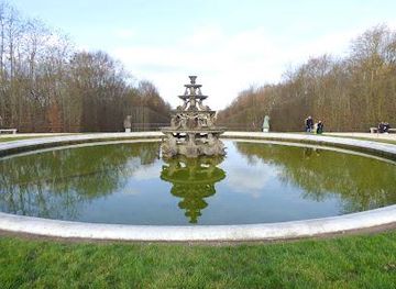 france/paris/attraction/bassin-de-la-pyramide