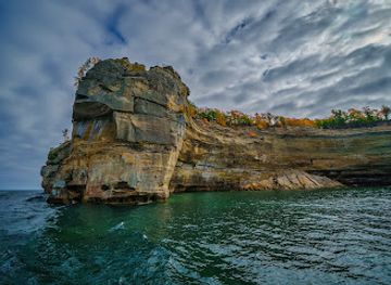 michigan/pictured-rocks-national-lakeshore/attraction/indian-head-rock