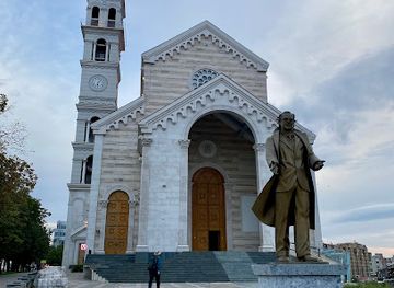 kosovo/gjilan/attraction/statue-of-ibrahim-rugova