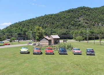 tennessee/great-smoky-mountains-national-park/attraction/great-smoky-mountains-heritage-center