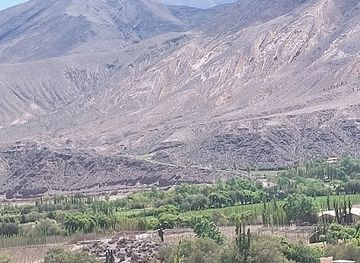 argentina/quebrada-de-humahuaca/attraction/paseo-artesanal-puente-natural