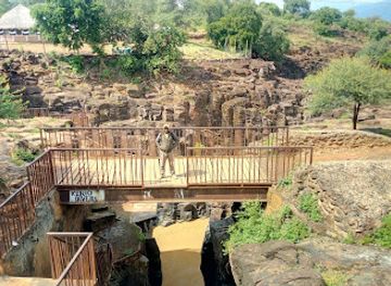 kenya/lake-bogoria/attraction/cliff-divers