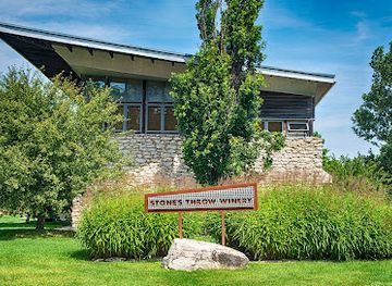 wisconsin/door-county/attraction/stone-s-throw-winery