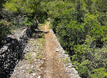 croatia/dalmatia/attraction/boj-pod-visom-aerodrom-vis-central-dalmatia-croatia-theme-trails