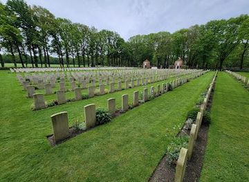 netherlands/arnhem/attraction/airborne-war-cemetery
