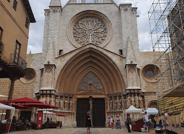 spain/tarragona/attraction/placa-de-les-cols