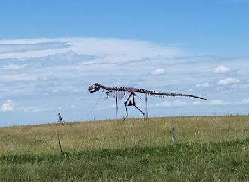 south-dakota/coteau-des-prairies/attraction/skeleton-man-walking-skeleton-dinosaur