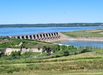 south-dakota/missouri-river/attraction/gavins-point-national-fish-hatchery-hatchery-building-and-aquarium