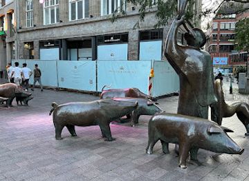 germany/bremen/schnoor/attraction/pegs-statues-bremen