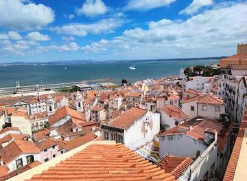 portugal/lisbon/attraction/miradouro-das-portas-do-sol