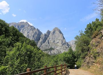 spain/picos-de-europa/attraction/el-chorco-de-los-lobos