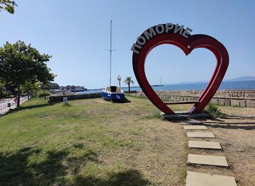 bulgaria/pomorie/attraction/love-bench