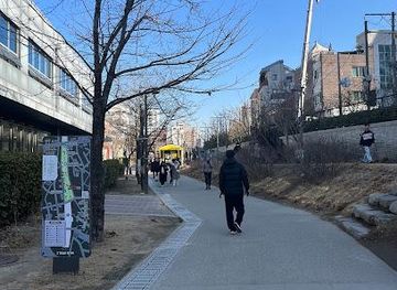 south-korea/seoul/attraction/gyeongui-line-book-street