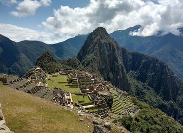 peru/inca-trail/attraction/house-of-the-guardian-to-the-funerary-rock-at-machu-picchu