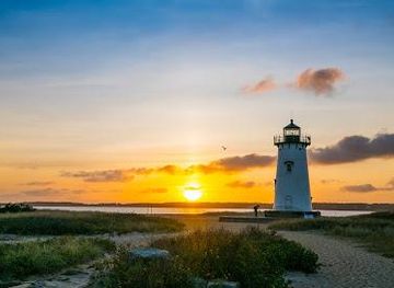 massachusetts/martha-s-vineyard/attraction/lighthouse-beach
