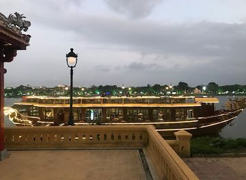 vietnam/hue/attraction/dragon-boats