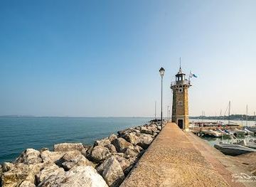italy/verona/attraction/faro-di-desenzano-del-garda