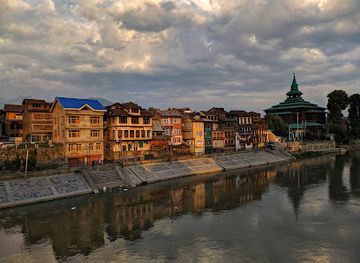 india/kashmir-valley/attraction/pather-masjid
