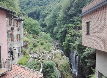italy/modena/attraction/monumento-a-luciano-pavarotti