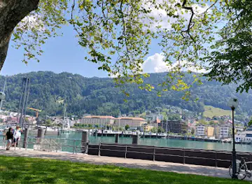 Seepromenade mit Hafenmole