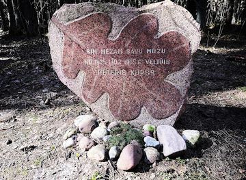 latvia/kurzeme/attraction/pieminas-zime-peterim-kupsam